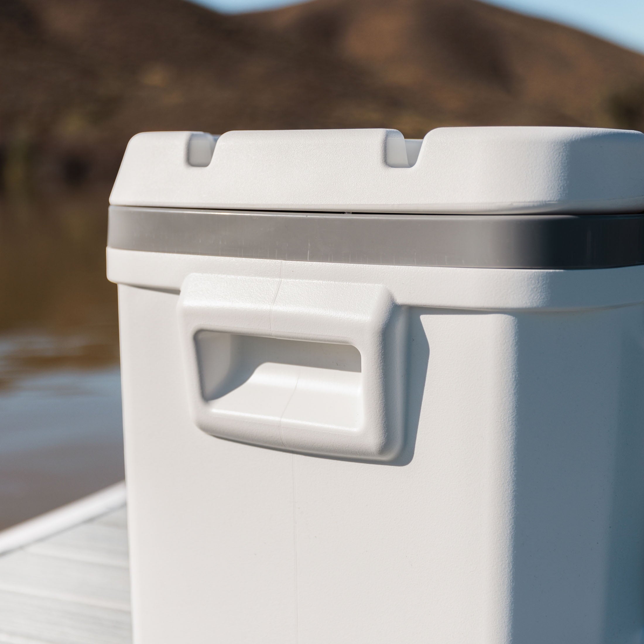 Igloo 60 QT Marine Ice Chest Cooler with Wheels - White