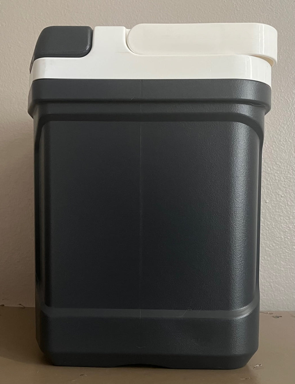 Igloo 16qt Ice Chest Water Cooler with Bail Handle - Jet Carbon