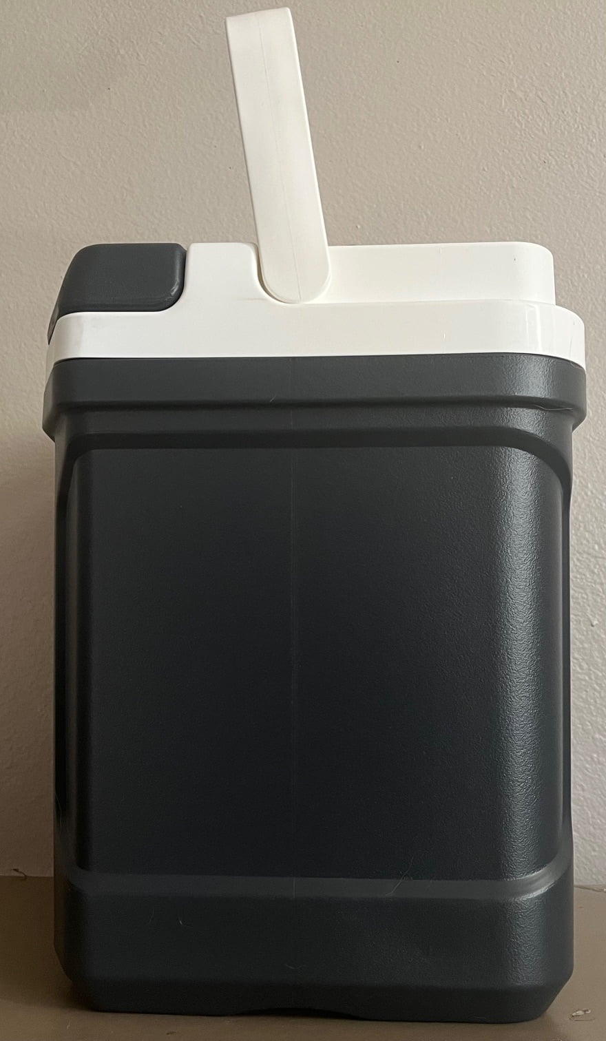 Igloo 16qt Ice Chest Water Cooler with Bail Handle - Jet Carbon